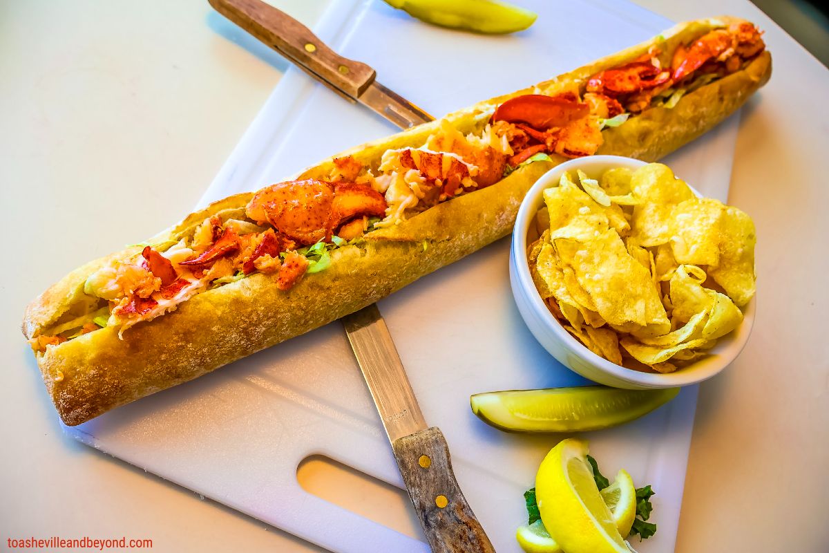 Two-Food-Lobster-Roll-Bull-And-Claw-Wells-Maine